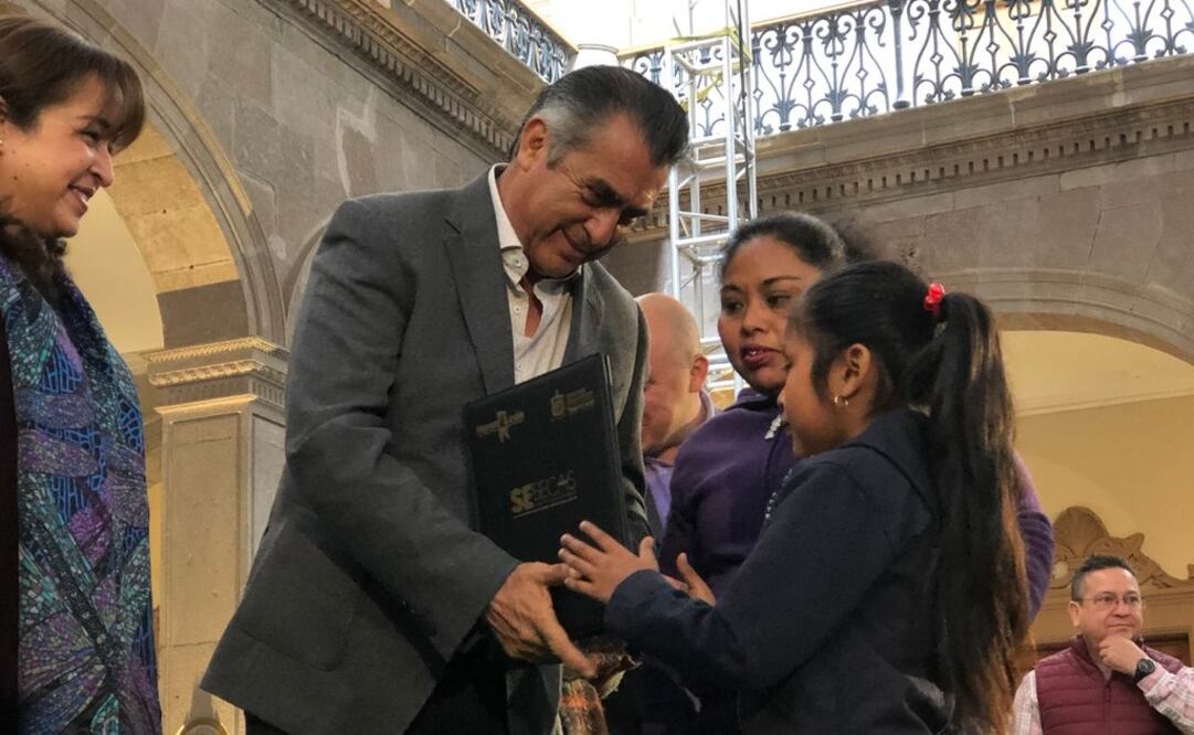 El gobernador Jaime Rodríguez estuvo presentes en la ceremonia de entrega de becas a jóvenes sobresalientes. Foto: Twitter @nuevoleon