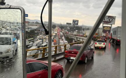 Choque entre autobús de pasajeros y carro, colapsa circulación en carretera México-Querétaro