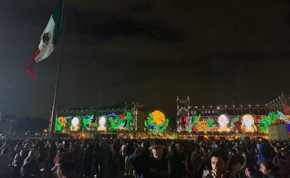 Arriban fans al Zócalo capitalino para presentación de La Arrolladora banda El Limón. Foto: César González/ EL UNIVERSAL