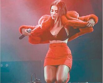 Paty Cantú intima con fans