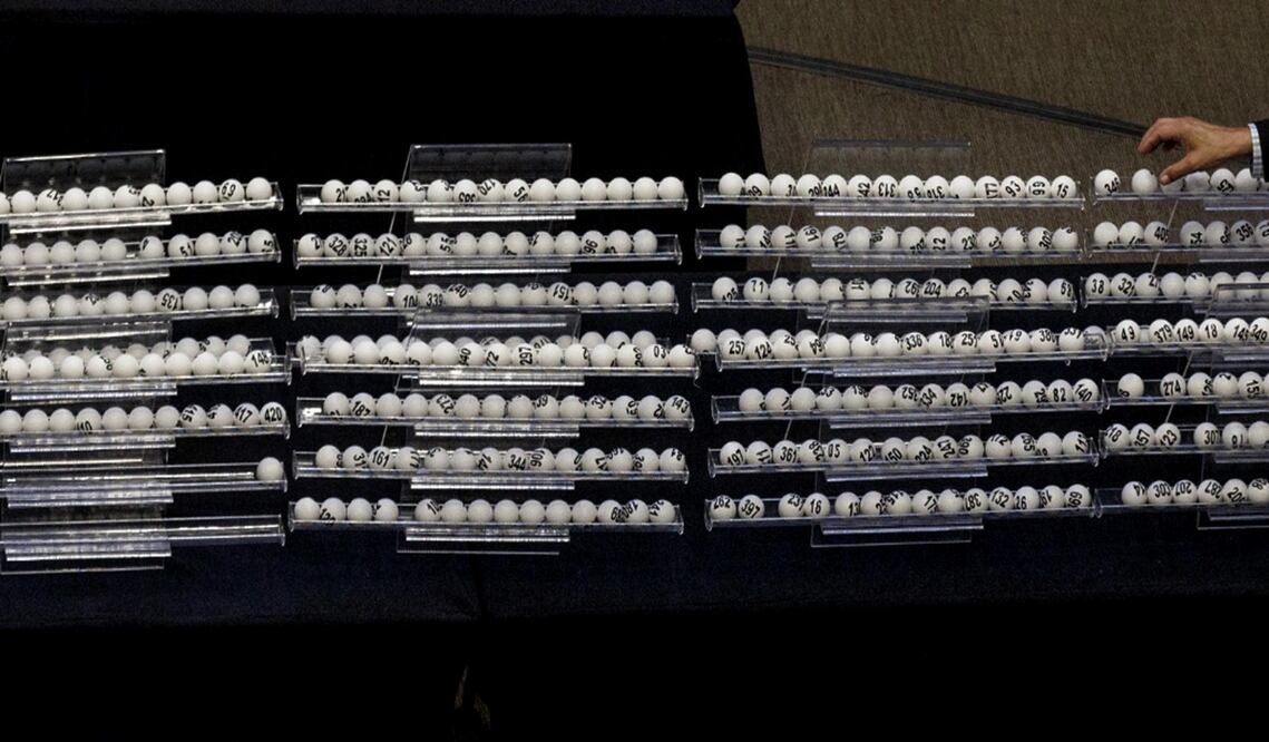 Instalan en Senado dos urnas transparentes para la insaculación. Fotos: Yaretzy M. Osnaya / EL UNIVERSAL