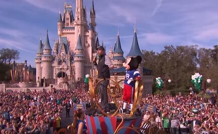Nick Foles celebra el triunfo de Eagles en Disney 