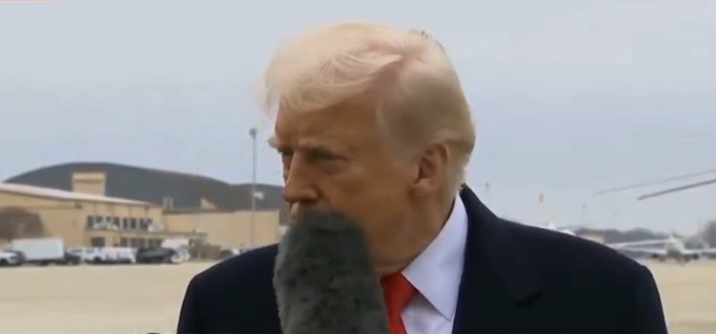 Un reportero accidentalmente empuja el micrófono en la cara de Trump. Foto: tomada de video