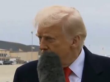 Periodista le da un "microfonazo" a Trump; "¿vieron eso?", cuestiona el mandatario