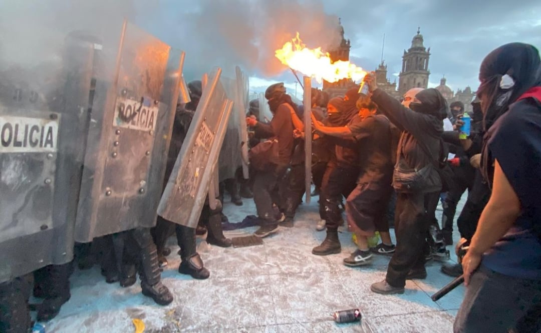Enfrentamientos entre policías y asistentes a la marcha del 2 de octubre en la CDMX (2/10/2025). Foto: Valente Rosas / EL UNIVERSAL