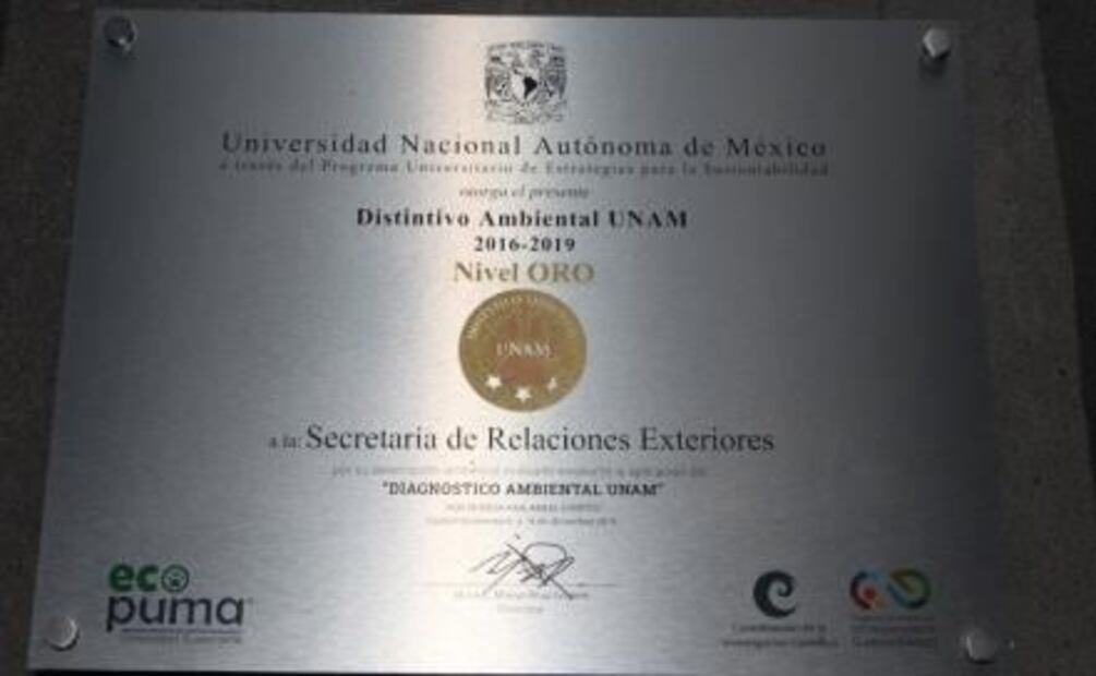 Otorga UNAM el distintivo oro al edificio de la SRE