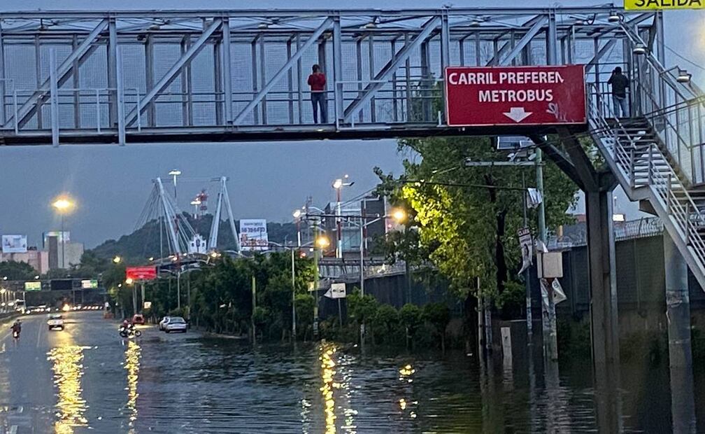 Las fuertes lluvias que azotaron en grande la capital provocó que se registraran inundaciones en la arteria vial. Foto: Juan Carlos Williams / EL UNIVERSAL