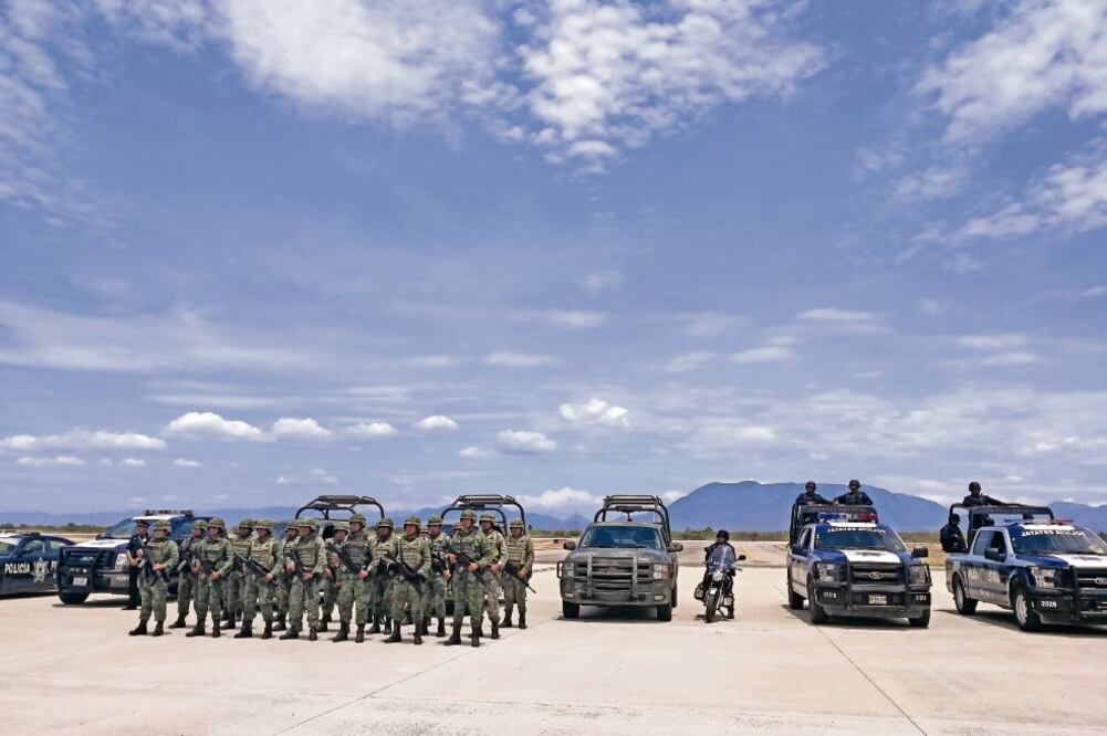 El gobernador Alejandro Murat encabezó el banderazo de salida a los 50 vehículos y 500 efectivos federales y estatales que serán parte de la Fuerza Especial de Seguridad Oaxaca (ESPECIAL)