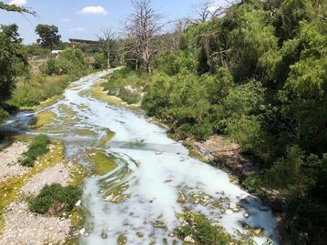 Derrame de pegamento pinta de blanco el río La Silla