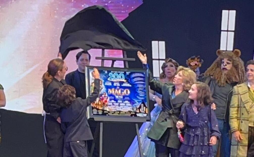 En la imagen se aprecia al elenco de "El Mago" y a Angélica María y Angélica Vale. Foto: Sughey Baños/EL UNIVERSAL.