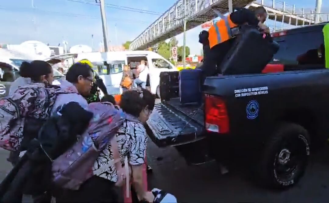SSC-CDMX auxilia a viajeros tras bloqueo en el acceso a la Terminal 1 del AICM. Foto: Captura de pantalla