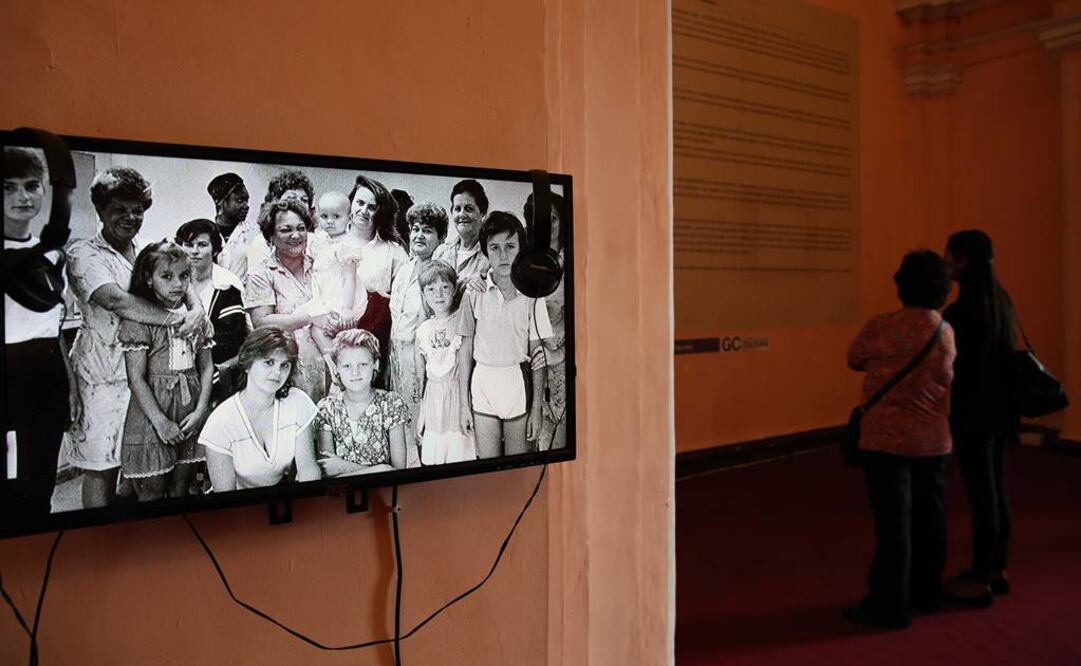 En la exposición, las fotografías dialogan con dos elementos: la música para cuerda compuesta especialmente para la ocasión y las voces de niños que se entremezclan en el ambiente. FOTO: Ernesto Arias/EFE.