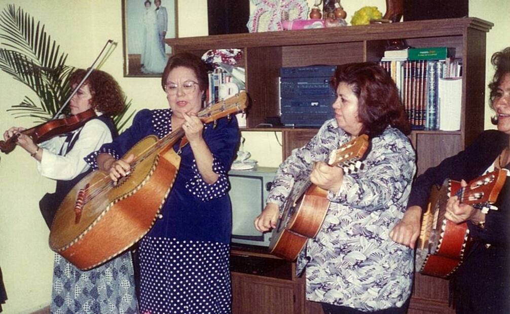 La ultima reunión del Mariachi Femenil Estrellas de México fue en una casa de la CDMX en 1993, donde una vez más volvieron a entonar su repertorio frente a sus familiares. Colección Particular, Cortesía.