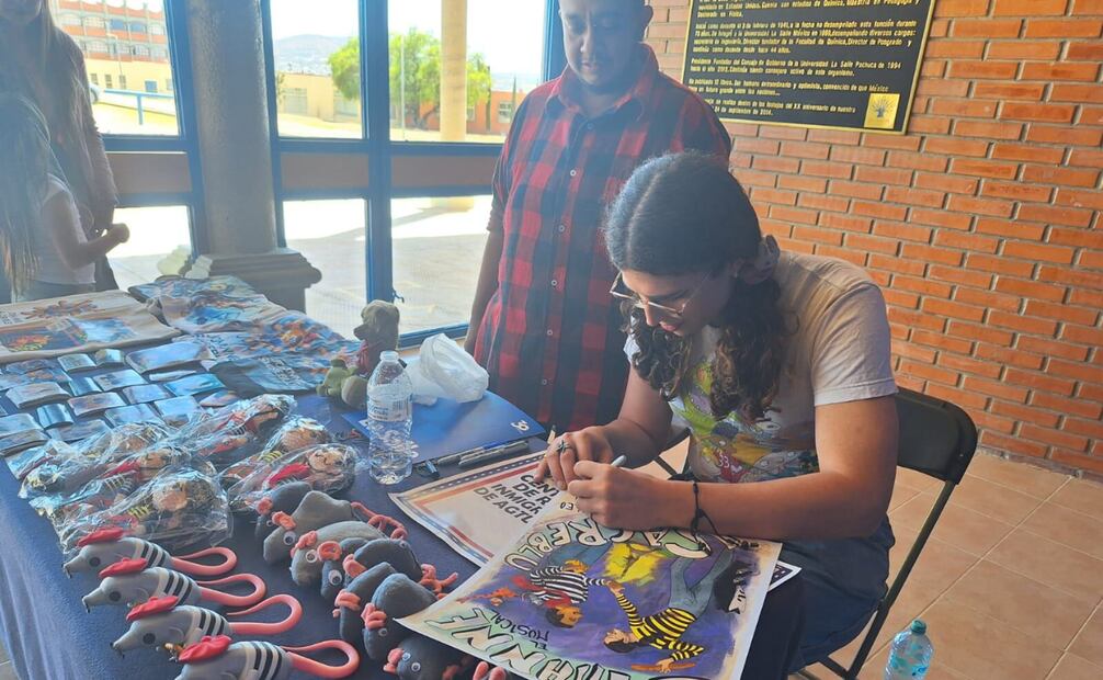 Camila Aurora y Yeylan Torres firmando autografos en Hidalgo.
Foto: El Universal