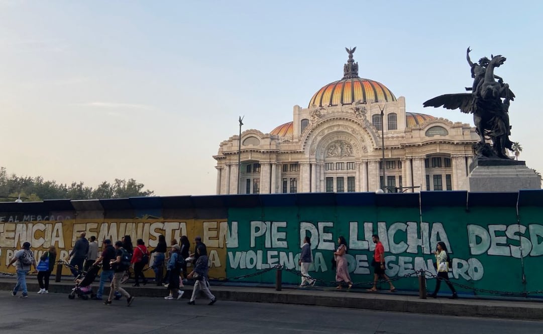 Comercios y recintos del Centro Histórico se blindan previo al 25N; autoridades refuerzan operativo.
Foto: Juan Carlos Williams