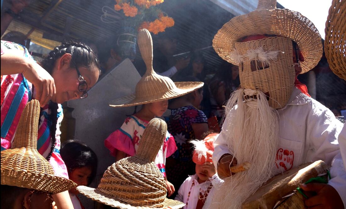 Mazatecos realizan ritual en el panteón de Huautla de Jiménez para recibir a las ánimas que visitarán a sus seres queridos, en Oaxaca, el 27 de octubre de 2025. Foto: Edwin Hernández/EL UNIVERSAL