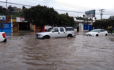 Tormenta deja inundaciones en Tijuana; hombre sobrevive luego de que su auto fue arrastrado por la corriente