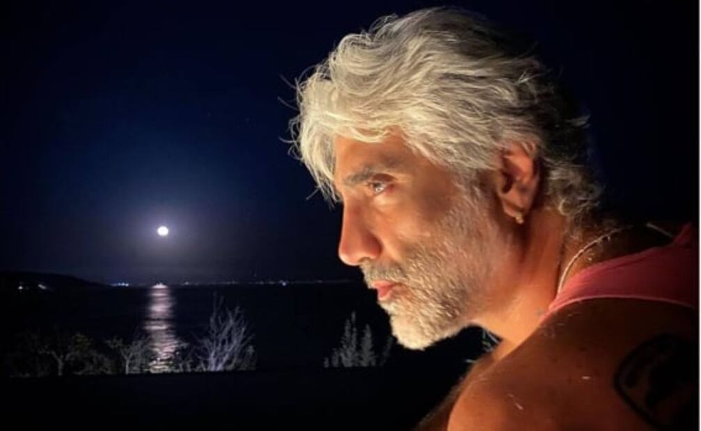 Así ha cambiado Alejandro Fernández: sin canas y mucha ceja, a cabellera larga y blanca