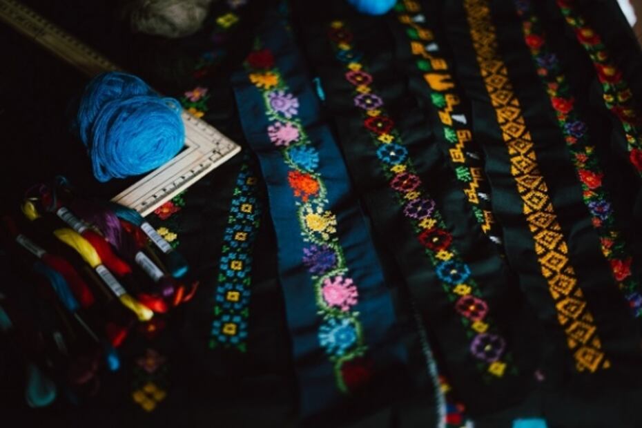 Artesanas mayas emprenden con correas para cámaras