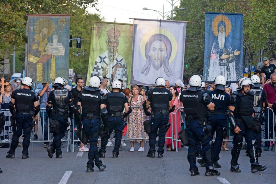 Manifestantes antigay sostienen pancartas religiosas en Belgrado, en septiembre. Foto: AP