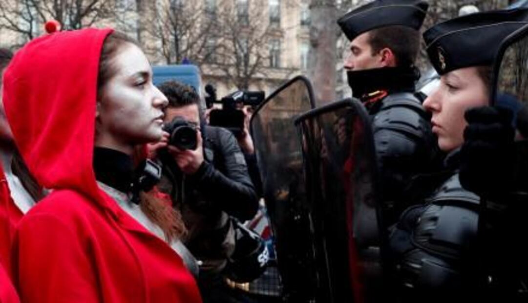 Mujeres protestan en silencio, entre marchas de los "chalecos amarillos" en Francia
