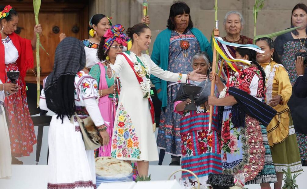 Claudia Sheinbaum durante ceremonia de bastón de mando de los pueblos indígenas en el Zócalo de la CDMX 1 de octubre de 2024 / Foto: Carlos Mejía. EL UNIVERSAL