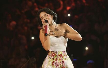Ángela Aguilar enamoró con un minivestido rojo en los Latin AMAs