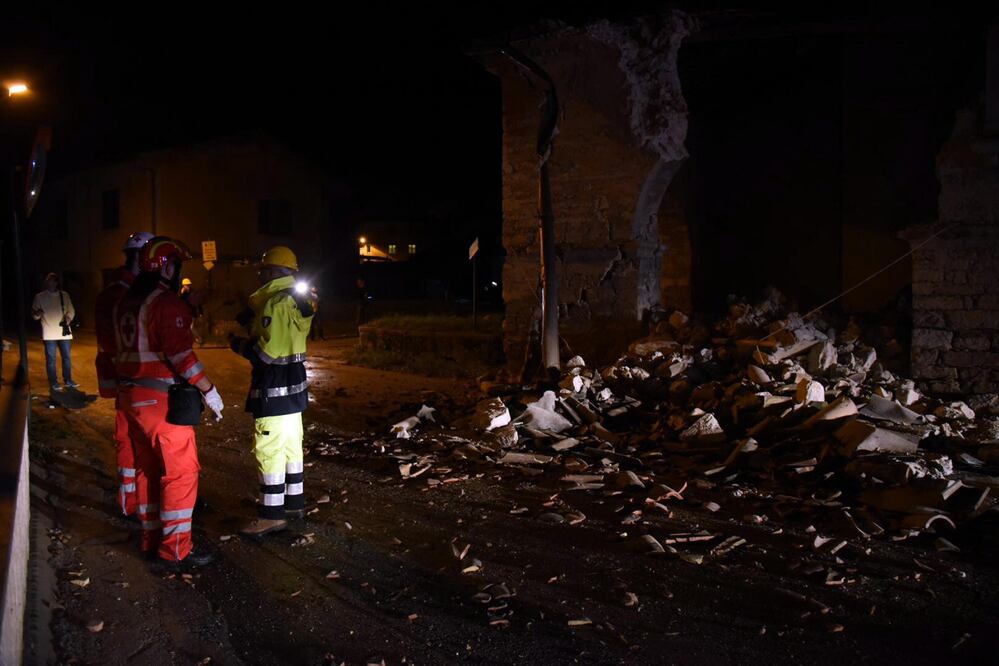 Autoridades trabajan junto a escombros hoy, 26 de octubre de 2016 en la villa Sant'Antonio, cerca a Visso (Foto: EFE)
