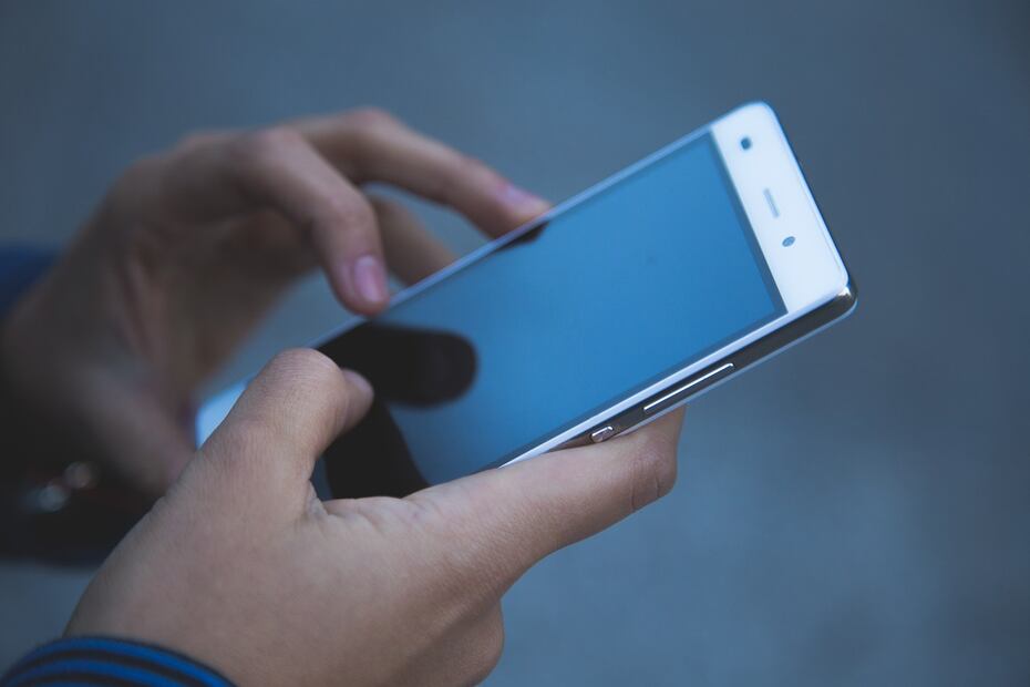 Celular y adultos mayores. Fuente: Pixabay
