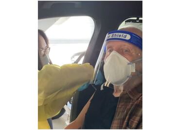 "Luz al final del túnel", dice Anthony Hopkins al recibir vacuna contra el Covid-19