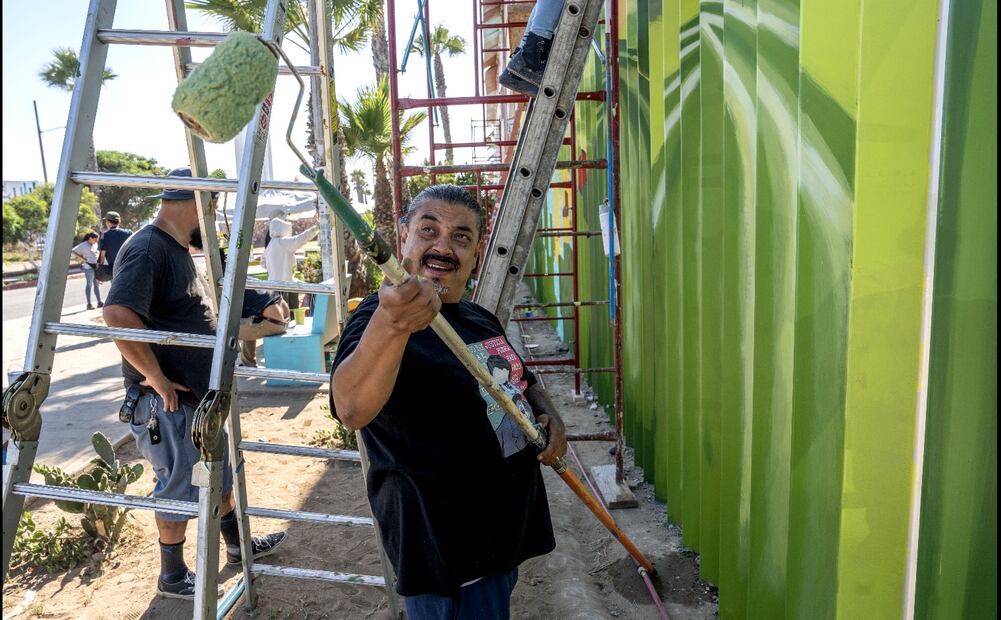 Pintan “Abrazo Mutuo”, del artista tijuanense Alfredo Libre Gutiérrez, sobre el muro que divide a México de Estados Unidos en Baja Califonia, el 9 de julio de 2025. Foto: Aime Melo/EL UNIVERSAL