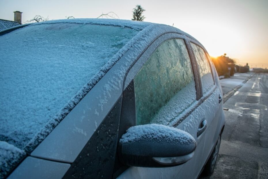 Maneras de deshacerte del hielo del parabrisas del auto