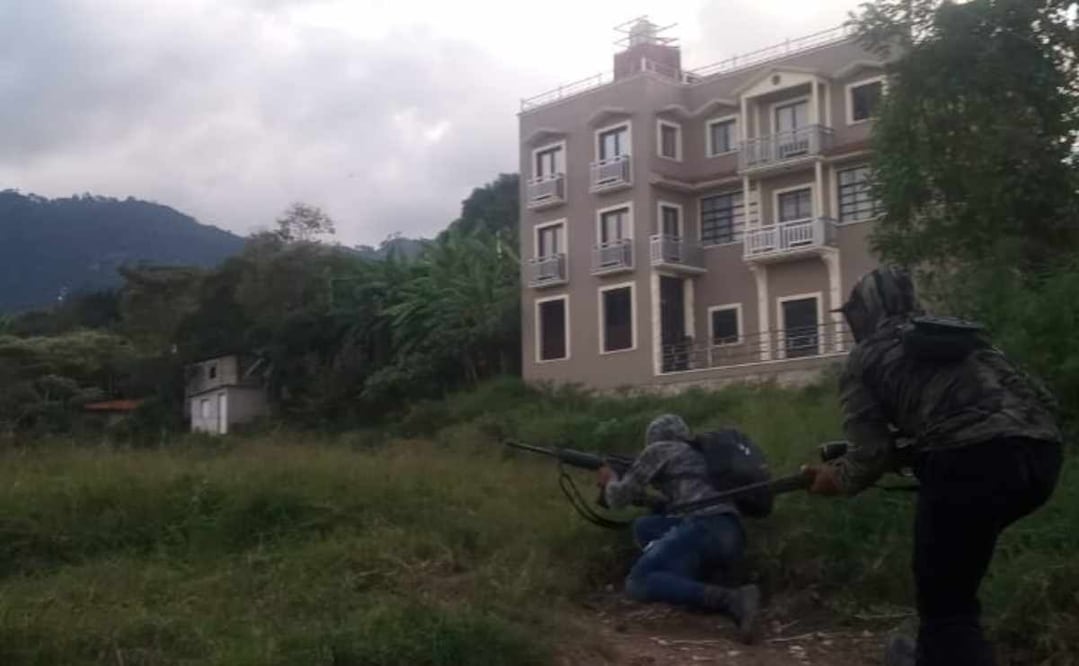 Este miércoles 4 de diciembre continúan las confrontaciones entre los grupos "Los Herrera" y "El Machete" en el municipio de Pantelhó. Foto: Especial