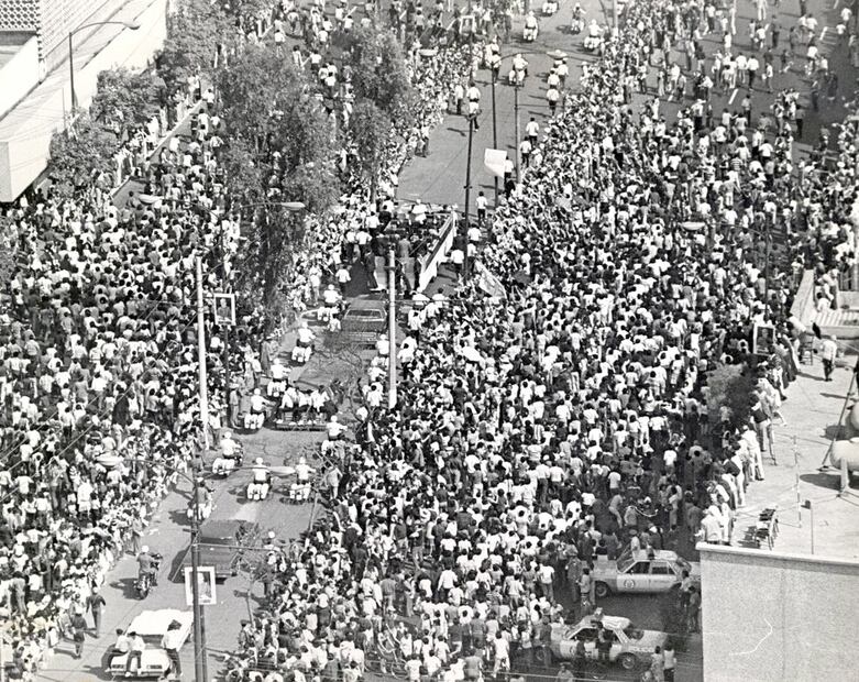 Para atestiguar la procesión del Papa a la Catedral, los curiosos aprovecharon las azoteas de los edificios a lo largo del camino, como se ve a mano derecha. Un pequeño grupo parece haber corrido con la suerte de ir encima del segundo carro detrás del autobús blanco. Foto: Federico Tenorio/Archivo EL UNIVERSAL.