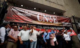 Segunda mesa de negociación entre CNTE y Gobierno federal, sin acuerdos; "continúa la movilización y plantón", afirman