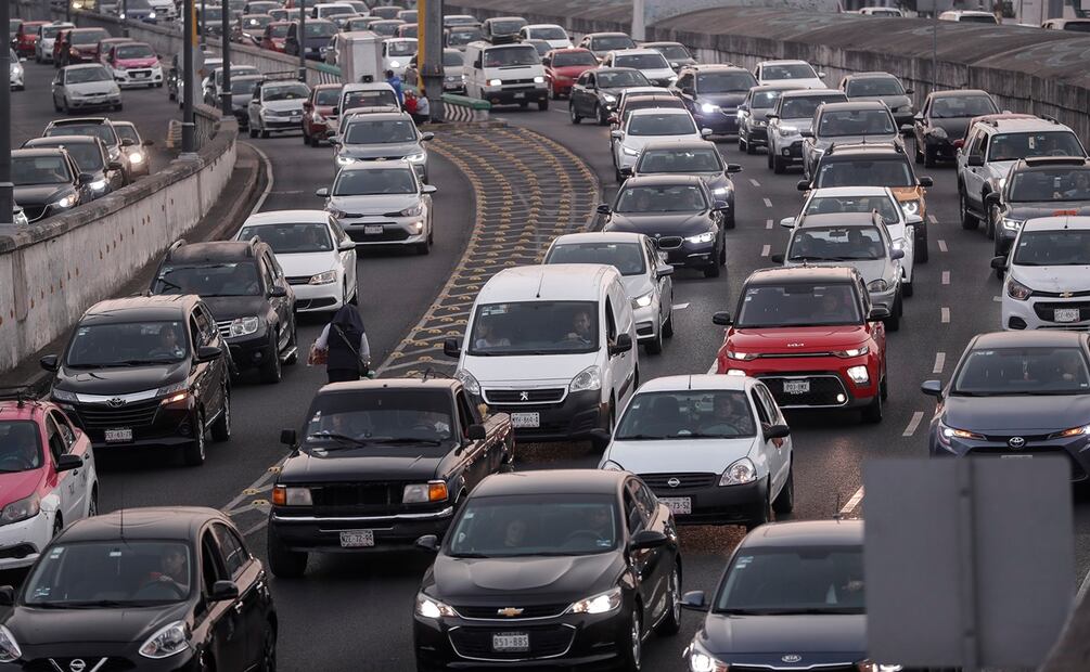 Varios vehículos en una avenida este lunes, en Ciudad de México (México). Este lunes se activó la fase uno de contingencia ambiental atmosférica debido a los altos índices de ozono en la zona metropolitana del Valle de México, según informó la Comisión Ambiental de la Megalópolis (Came). EFE/Isaac Esquivel