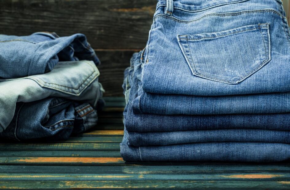 Los jeans se lavan con agua fría. Foto: Freepik