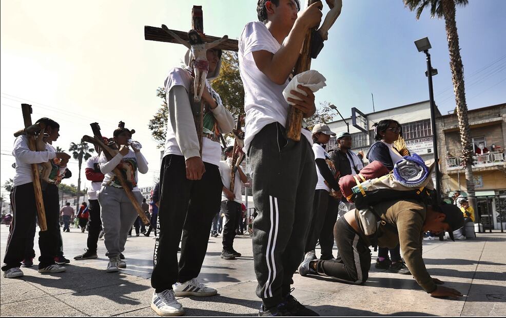 Hace un mes, Juan Ramón consiguió en renta un departamento en Nicolás Romero, en Naucalpan, Estado de México. Ayer, sin tener pista de dónde se ubica la Basílica, caminaron hasta llegar a Calzada de Guadalupe con su hija en brazos, para cumplir su promesa a la Virgen y solicitarle un nuevo favor. Foto: Berenice Fregoso/EL UNIVERSAL