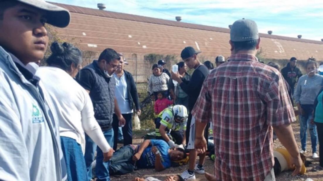 Tren de carga arrolla autobús con jornaleros en Sonora