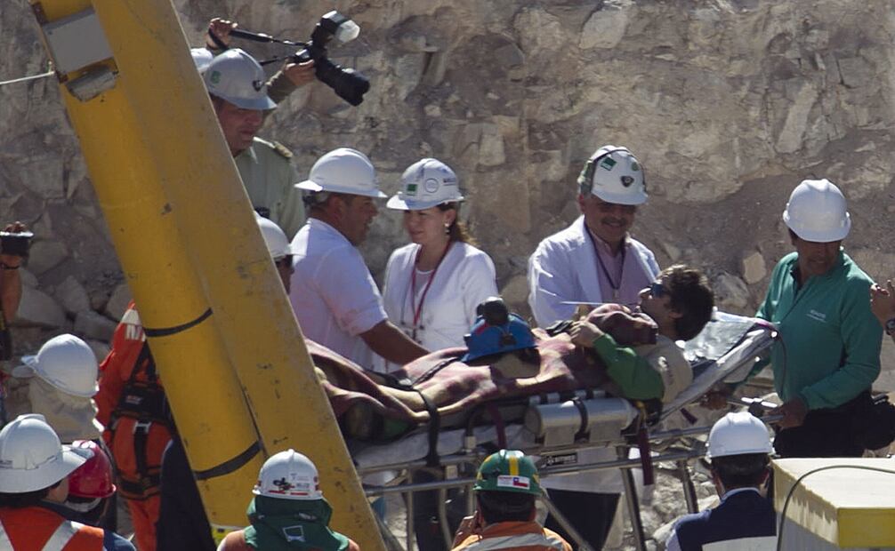 SCH275. COPIAPÓ (CHILE), 13/10/2010.- El vigésimo primer minero rescatado Jonny Barrios es evacuado en camilla para la evaluación médica hoy, miércoles 13 de octubre de 2010, en el yacimiento San José en Copiapó (Chile), donde se realizan las labores de rescate de los 33 mineros atrapados desde el 5 de agosto. Foto: EFE/Claudio Reyes