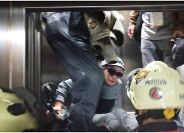 VIDEO: Se atora elevador en estación del Metro Zapata; rescatan a 3 usuarios
