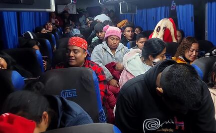 Pasajeros viajan en autobús a Oaxaca sentados en un banco de plástico; empresa FYPSA sobrevende boletos