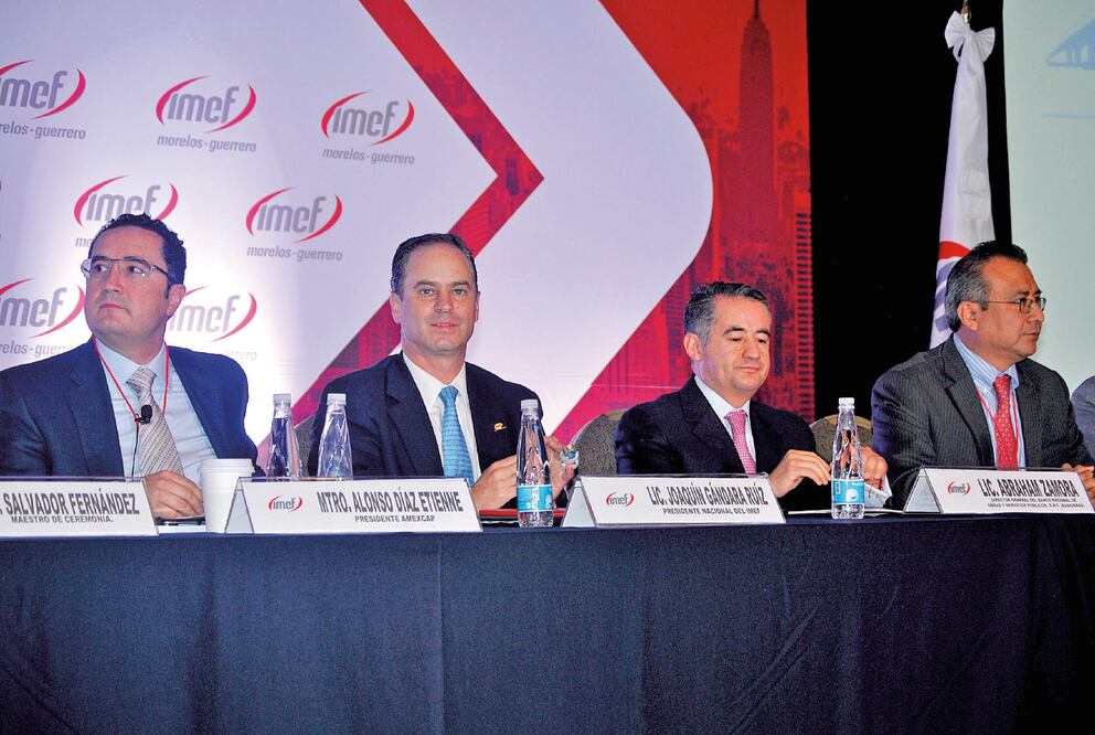 Alfonso Díaz Etienne, director de Amexcap; Joaquín Gandará Ruiz, presidente nacional del IMEF, y Abrham Zamora, director general de Banobras, durante en el Foro Nacional de Infraestructura (CORTESÍA IMEF)