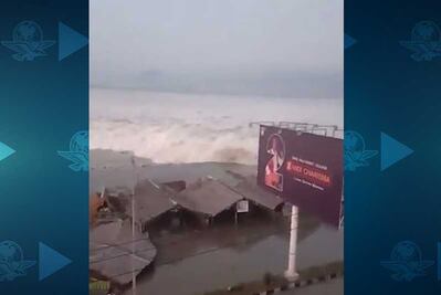 Tras terremoto, tsunami impacta Indonesia; captan enorme ola