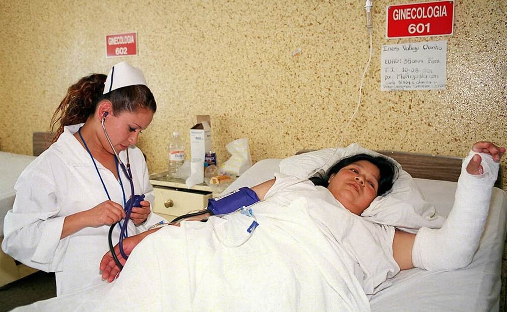 Fotografía de agosto del 2001, con una enfermera de la Cruz Roja en Naucalpan, Estado de México, atendiendo a su paciente. Se calcula que hay dos enfermeras por cada mil habitantes en el país, al menos contemplando el sector público. Foto: Agustín Martínez/EL UNIVERSAL.