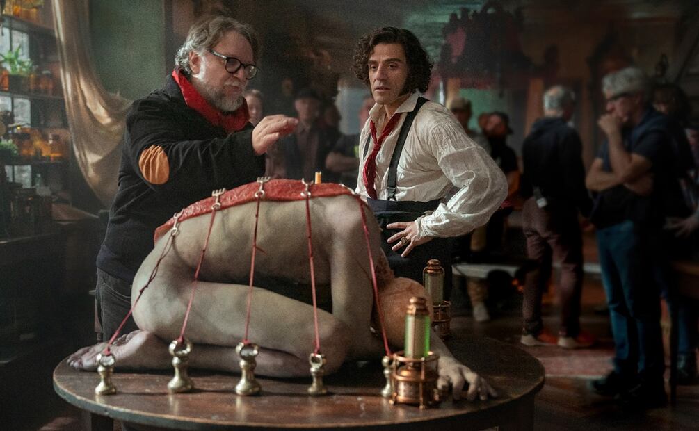 Esta imagen difundida por Netflix muestra al director Guillermo del Toro, a la izquierda, y Oscar Isaac en el set de "Frankenstein".
FOTO: Ken Woroner/Netflix via AP.