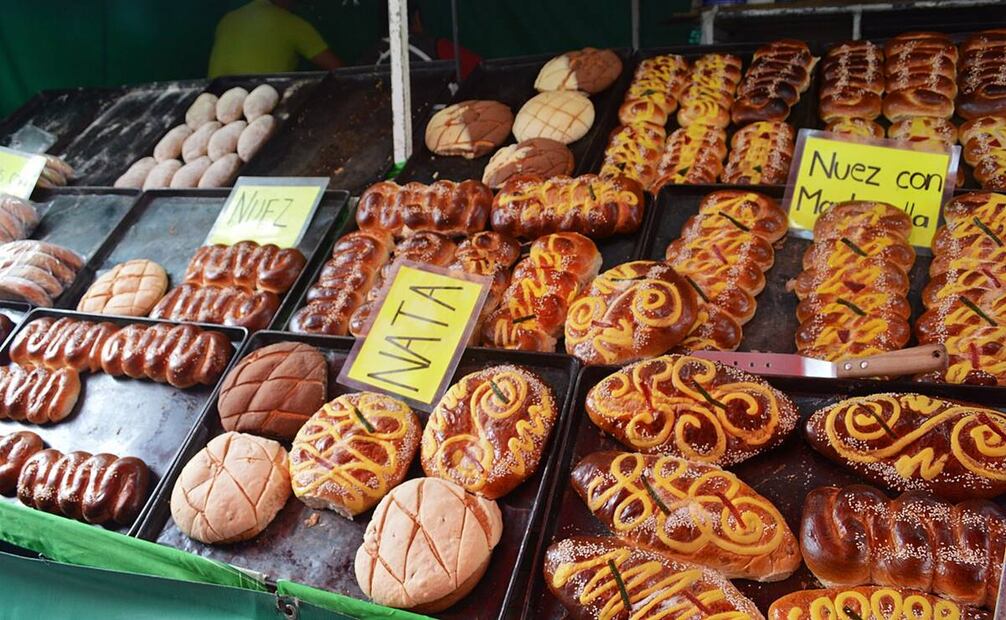 El pan de feria suele venderse en "tamaño familiar", ya sea de nata, huevo, nuez, o pulque, entre otros. Foto: Wikimedia Commons.