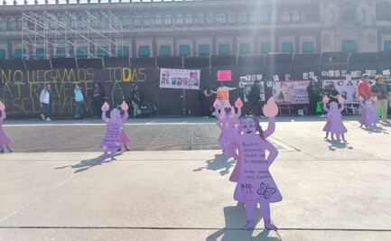 Entre vallas, familiares de mujeres víctimas de desaparición y feminicidio protestan en Palacio Nacional; hacen huelga de hambre