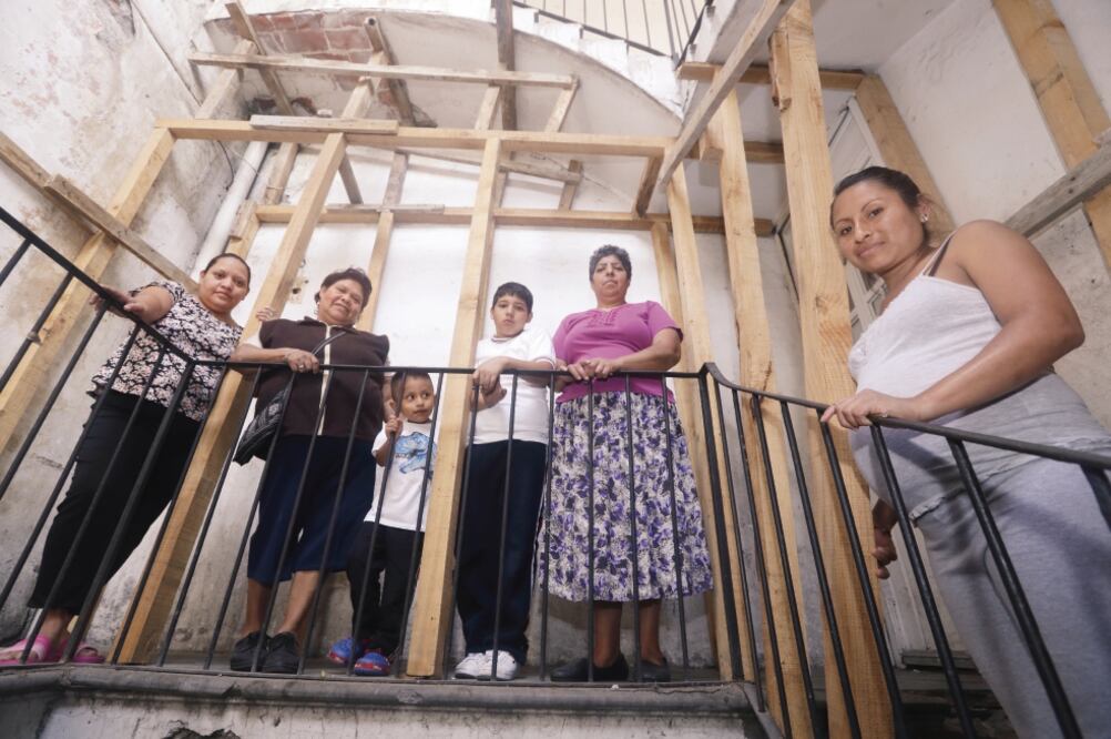 Afectados en Cuauhtémoc cuyo inmueble resultó dañado aseguran que tras el sismo les han dado largas para reconstruir su vivienda. (LUIS CORTÉS. EL UNIVERSAL)