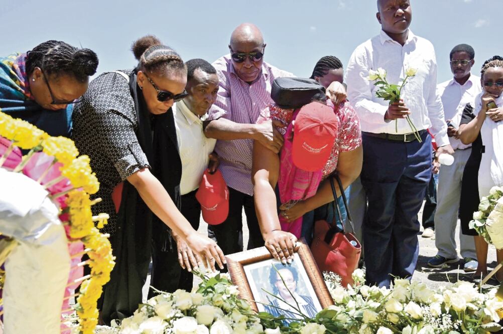 Familiares de las víctimas del avionazo de Ethiopian Airlines, ayer en un homenaje que se realizó cerca del lugar del accidente, en Bishoftu. Foto: TONY KARUMBA. AFP